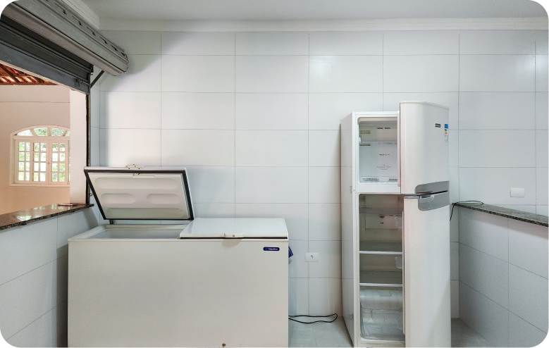 Área de apoio com freezer