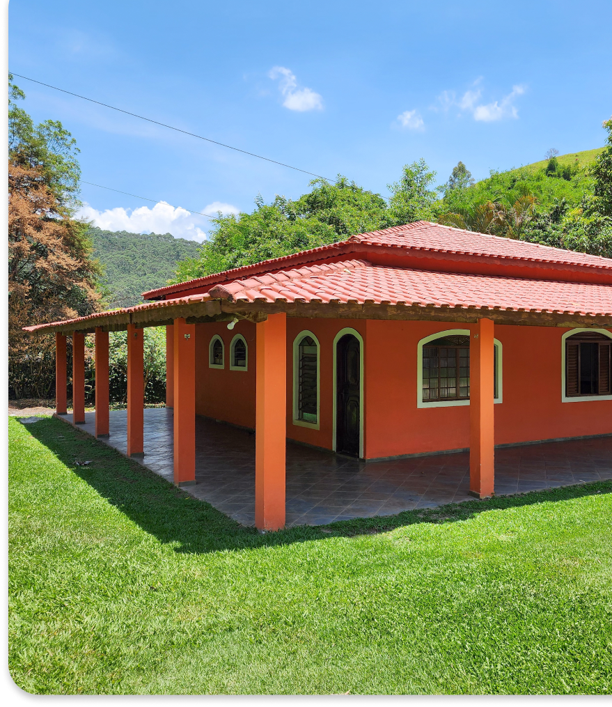Chácara com gramado e telhado vermelho